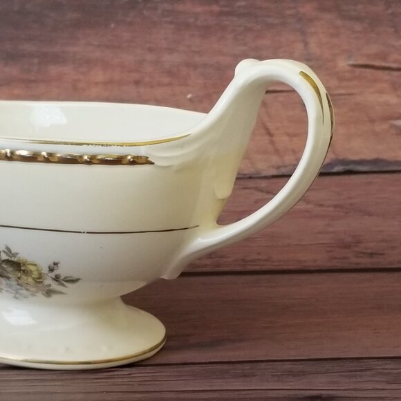 Vintage 1944 Homer Laughlin Eggshell Georgian Gravy Boat with Gold Trim/Accents - Picture 4 of 13